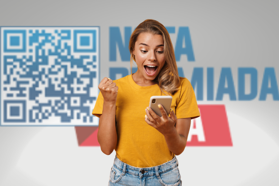 Pessoa vibrando com a premiação Nota Premiada Bahia