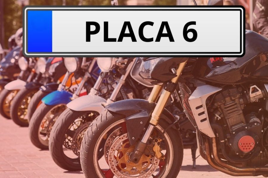 Foto de motos estacionadas e o texto "Placa 6"