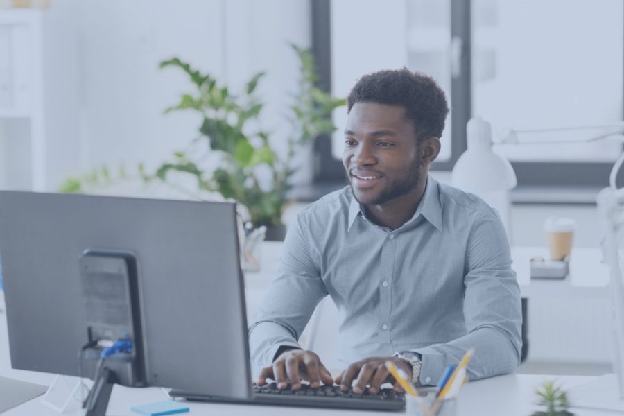Homem sentado na frente do computador