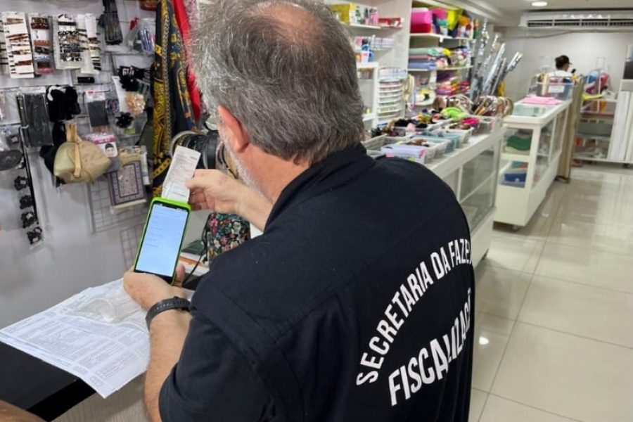 Funcionário da Sefaz-Ba fiscaliza a regularidade de máquina de crédito e débito