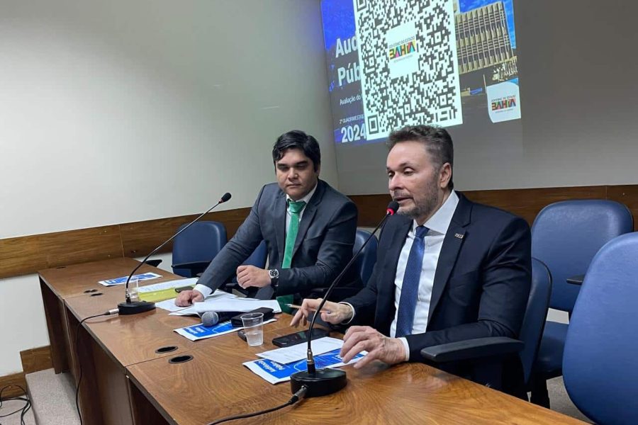 Secretário da Fazenda do Estado, Manoel Vitório, na Assembleia Legislativa, apresentando os números do segundo quadrimestre, que apontam para a manutenção do equilíbrio fiscal do governo baiano em 2024